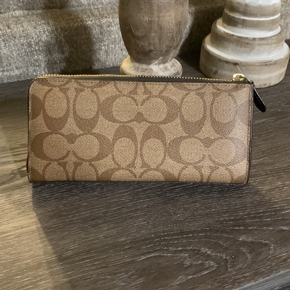 Authentic  Signature Coach Wallet NWOT - Picture 5 of 10